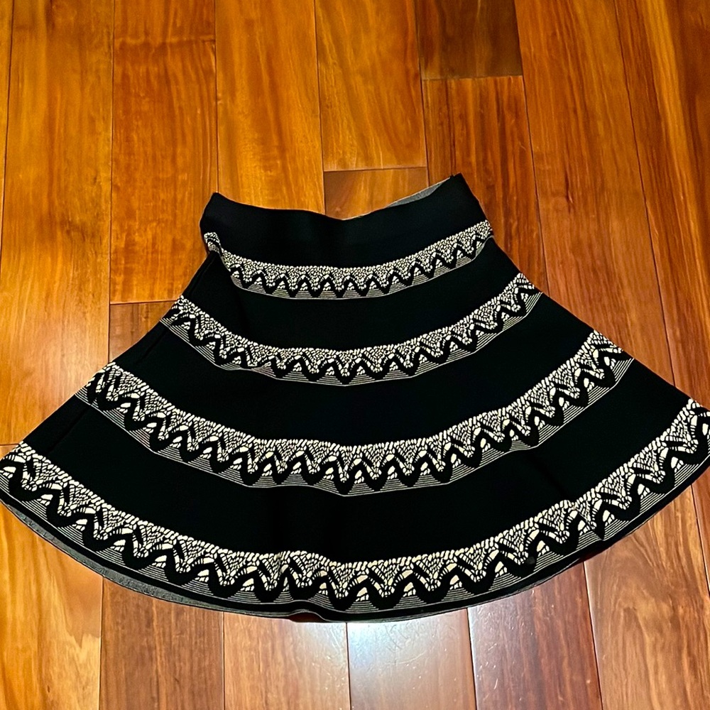 BCBG MAXAZRIA FIT AND FLARE SKIRT SIZE SMALL